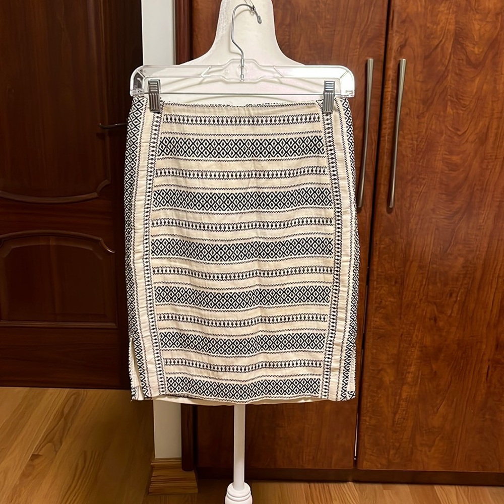 Lined skirt with embroidered detail
